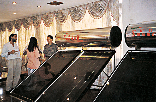 與外國(guó)友人進(jìn)行技術(shù)交流